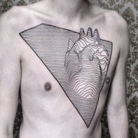 Increíble tatuaje de pecho de estilo de línea negra de corazón humano