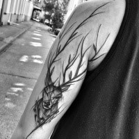 Impresionante tinta negra pintada por Inez Janiak tatuaje de ciervo con cuernos grandes en la parte superior del brazo