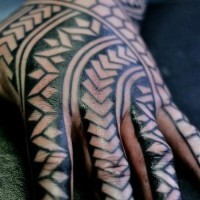 Auffallendes schwarzes polynesisches Tattoo an der Hand