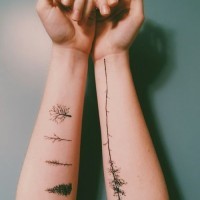 Tatuaje en los antebrazos, árboles pequeños