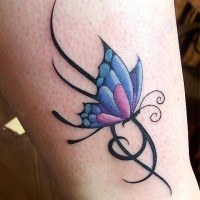 splendida farfalla blu con modello tatuaggio su gamba