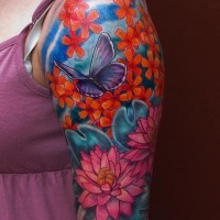 Tatuaje en el brazo, mariposa púrpura entre flores divinas, diseño alucinante