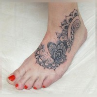 Tatuaje en el pie, mariposa con patrón, diseño muy elegante