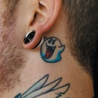 Tatuaje de fantasma divertido detrás de la oreja