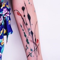 Erstaunliches Tattoo von farbiger Abstraktion am Unterarm