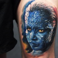 Tatuaje en el muslo,  hombre misterioso con rostro azul