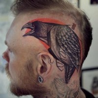 Tatuaje en la cabeza, ave siniestra de varios colores