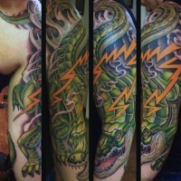 Tatuaje en el brazo completo,  caimán enorme con relámpago