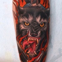 Tatuaje en el brazo, lobo demoniaco con cuernos y llamas