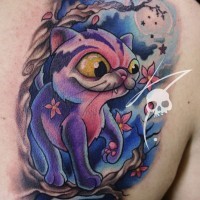 Erstaunliches farbiges lustiges Tattoo am Rücken mit der niedlichen Katze und Blumen