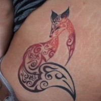 Erstaunliches farbiges kleines Fuchs Tattoo an der Taille mit Tribal Verzierungen