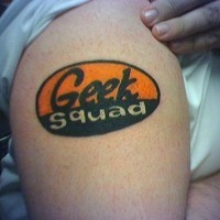 Tatuaje en el brazo,
logo de geek squad