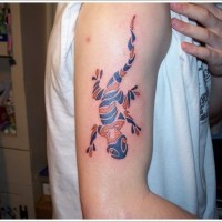 Tatuaje en el brazo,
lagarto de dos colores