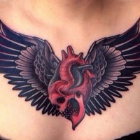 Tatuaje en el pecho,  corazón cráneo con alas negras