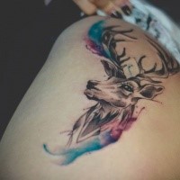 Erstaunliches Porträt des Hirsches Tattoo mit farbigen Farbentropfen im Aquarell Stil