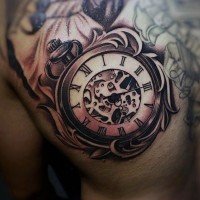 Tatuaje en el hombro,
reloj elegante precioso con mecanismos