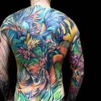 Tatuaje en la espalda, gallo y zorro excelentes se pelean, dibujo impresionante pintoresco