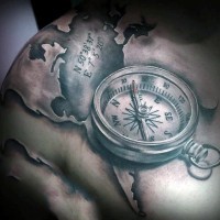 Tatuaje en la espalda, compás volumétrico en el mapa del mundo