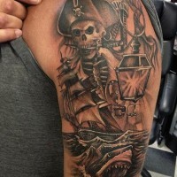 eccezionale dettagliato inchiostro nero scheletro pirata e lampada tatuaggio su spalla