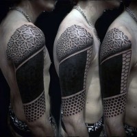 Erstaunliches detailliertes schwarzes Tribal Stil Tattoo an der Schulter