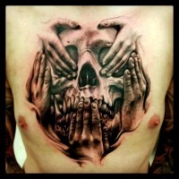 Tatuaje en el pecho, cráneo grande con cinco manos humanos