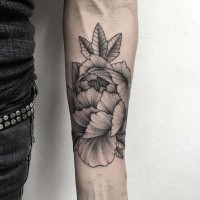 Erstaunliches im Dot Stil gemaltes schwarzes natürlich aussehendes Unterarm Tattoo mit massiver Blume