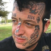 incredibile faccia di maschio tatuaggio