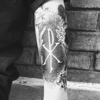 Tatuaje en el antebrazo, cristograma único blanco, estilo dotwork