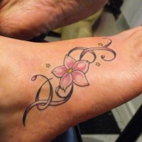 Erstaunliches Tattoo von Blume mit Schnörkeln und kleinen Sternen auf dem Fuß für Mädels