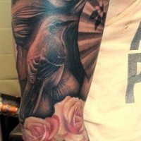 Tattoo von erstaunlichem Mädel mit Blumen auf ganzem Arm