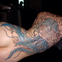 Tatuaje  de medusa grande azul en la espalda