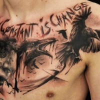 Tatuaje en el pecho, 
cara de hombre y cuervos, estilo estupendo