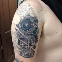 Tatuaje en el brazo, cráneo estilizado