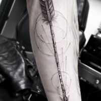 bellissima freccia indiana con cerchi tatuaggio su braccio