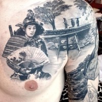 Tatuaje en el pecho y hombro, samurái con abanico y paisaje precioso