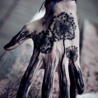 Erstaunlich aussehendes schwarzes selbst gemachtes Tattoo mit wilden Blumen an der Hand