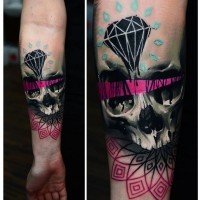 Erstaunlich aussehendes farbiges Unterarm Tattoo mit menschlichem Schädel mit Blumen und Diamanten