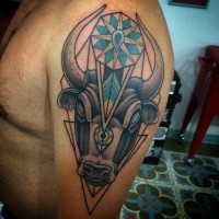 Tatuaje en el brazo, cabeza de toro con figuras geométricas y flor extraña