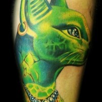 Tatuaje  de gato egipcio en luz verde