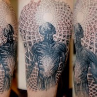 Tatuaje en el brazo, diseño con idea, hombre y  universo