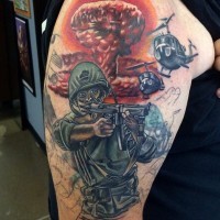 Tatuaje en el hombro,
tema de guerra con soldado, helicópteros y explosión