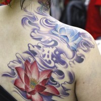 Tatuaje en el hombro, lotos azul y rojo en el agua púrpura