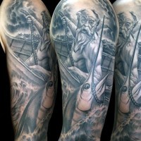 Tatuaje en el brazo, pescador anciano en el bote con pez estupendo