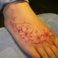 Erstaunliches Tattoo von roten Blumen auf dem Fuß für Mädels