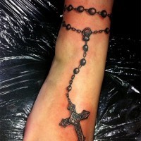 Tatuaje de rosario increíble realista en el tobillo