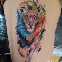 Erstaunlicher laufender Löwe Tattoo an der Seite von Javi Wolf mit farbigen Farbentropfen im Aquarell Stil