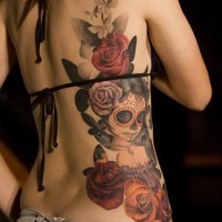 eccezionale santa morte ragazza con rose tatuaggio sulle costole
