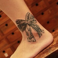 Erstaunliches Sexy Tattoo von Schleife mit Federn auf dem Fuss