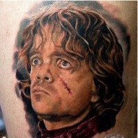Erstaunlicher sehr detaillierter und farbiger Tyrion Lannister Porträt Tattoo