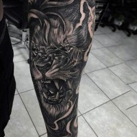 Erstaunlicher sehr detaillierter schwarzer brüllender Löwe Tattoo am Arm